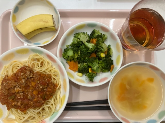 今日の給食(誕生会メニュー)2023.4.20